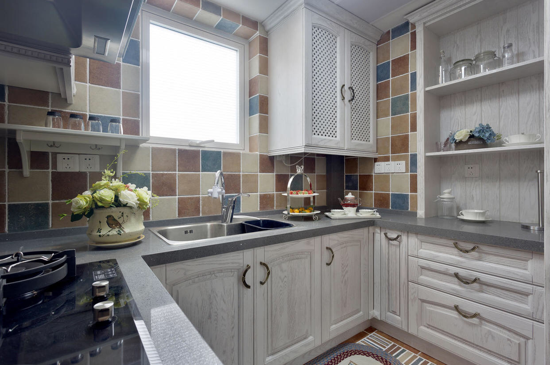 25个白色厨房橱柜搭配设计，想做白色橱柜可以参考装修效果图片_12