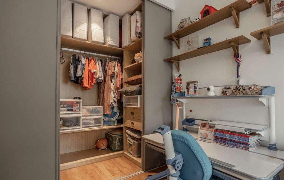 儿童房留出开放式收纳格，孩子喜欢的都展示出来装修效果图片_9