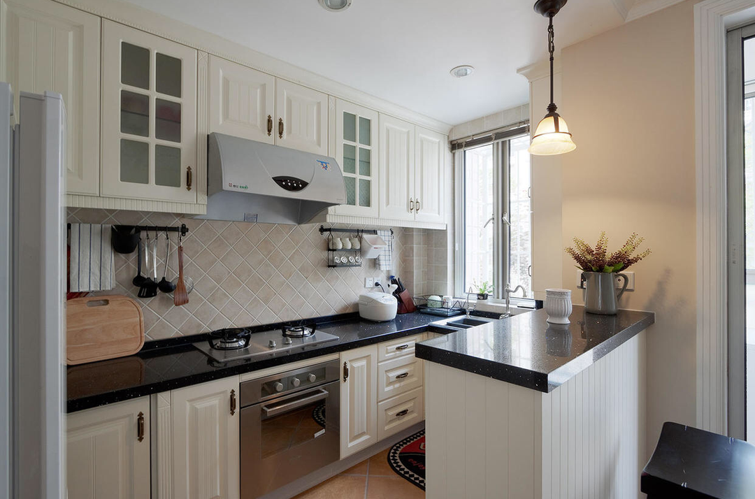 25个白色厨房橱柜搭配设计，想做白色橱柜可以参考装修效果图片_4