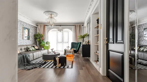 【法式雕花护墙+经典花纹壁纸，这个混搭有点酷！】#多彩人家#