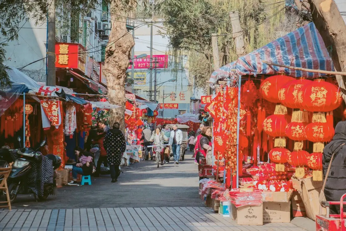 写春联、做陀螺、算命……热闹的年味儿图片_4