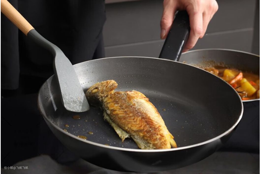不粘锅?麦饭石锅?生铁铸铁钛一文说透所有的炒锅!(图21)