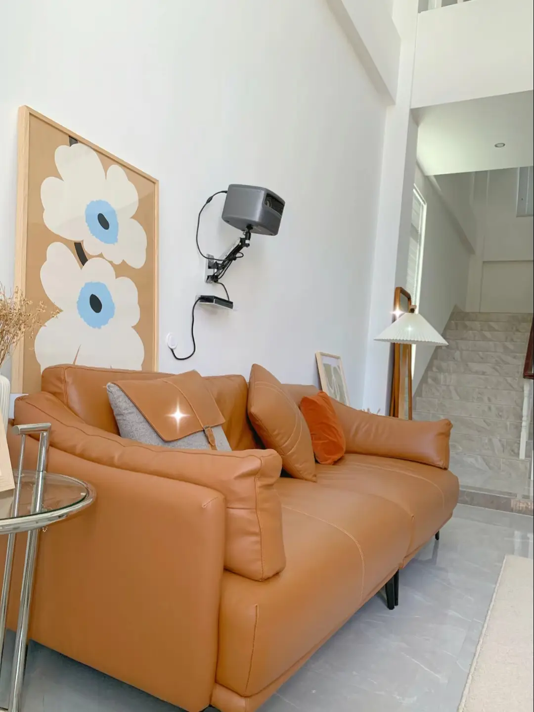 暮光橙色的沙发给家里增添了温馨感图片_3