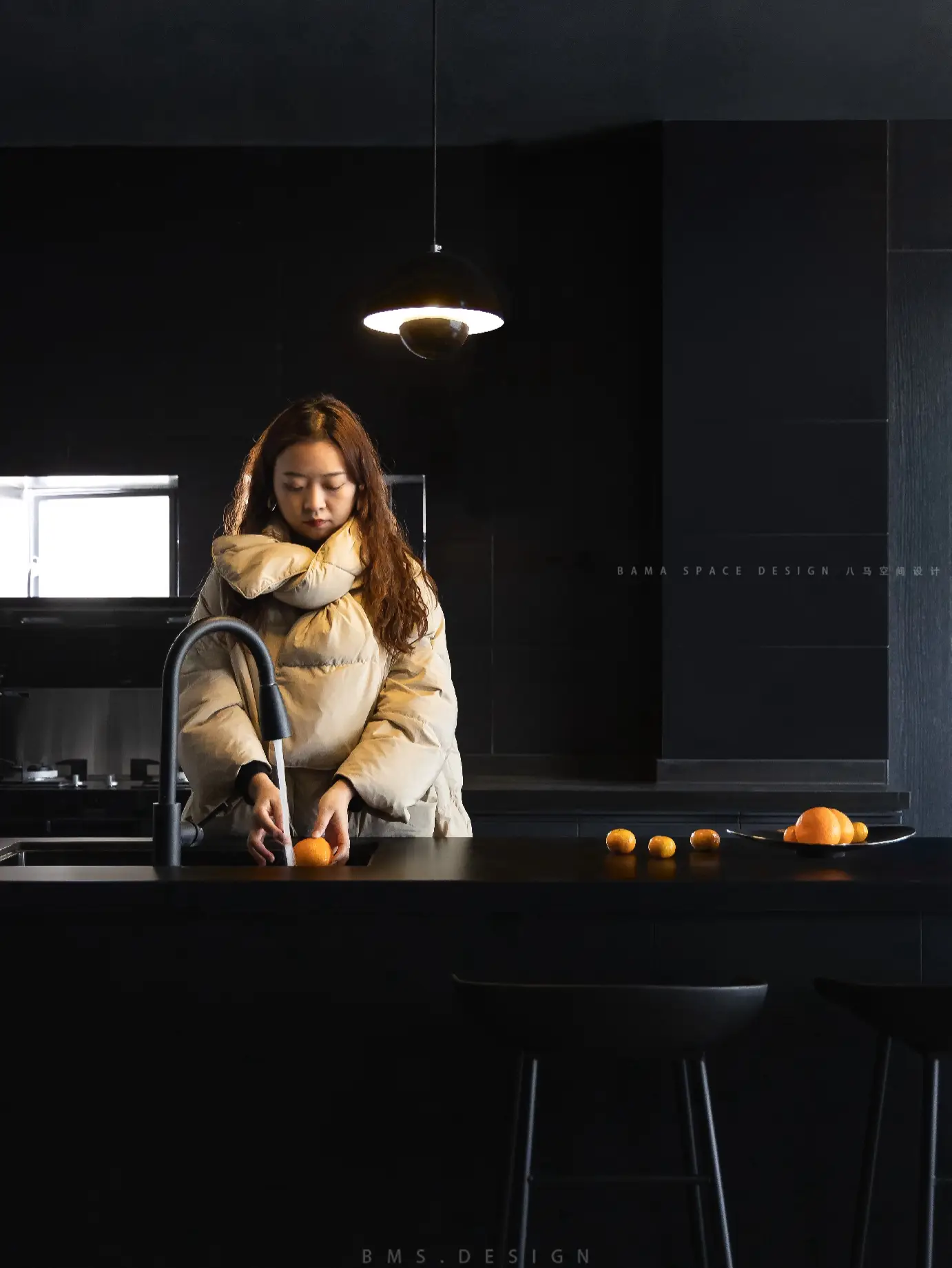 妈见打系列 | 炸天的⚫黑色系开放厨房图片_0
