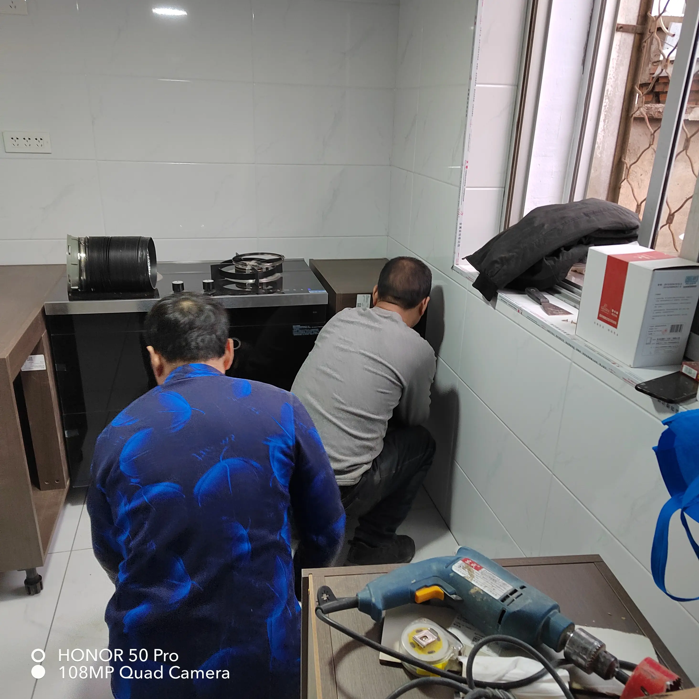 师傅们的辛勤劳动，华翠厨柜安装中图片_4