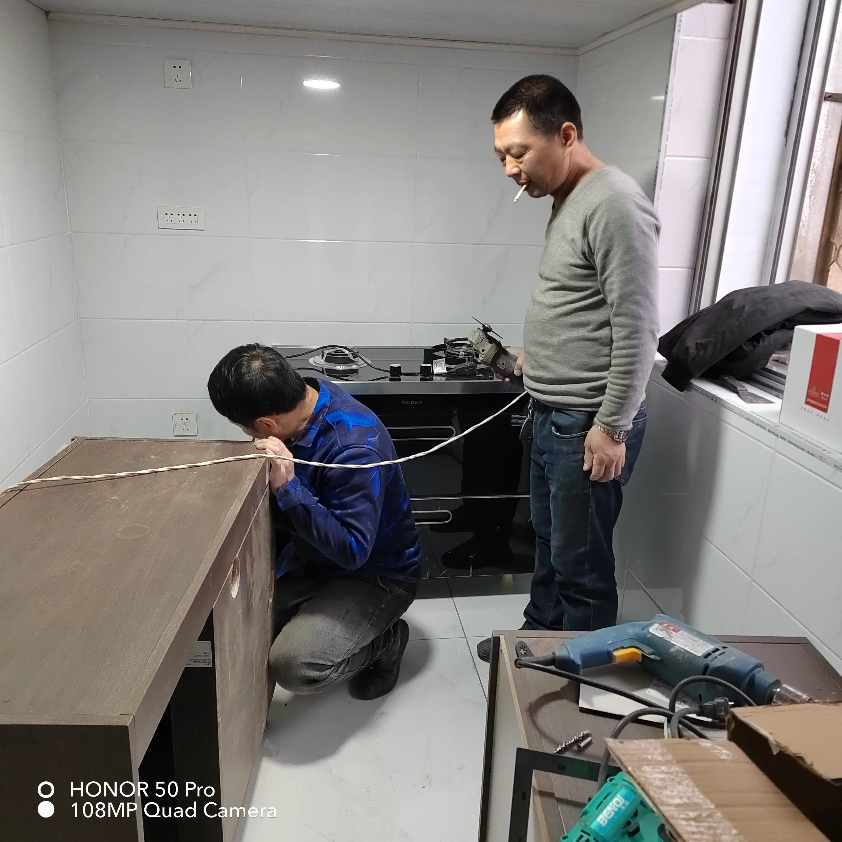 师傅们的辛勤劳动，华翠厨柜安装中图片_5