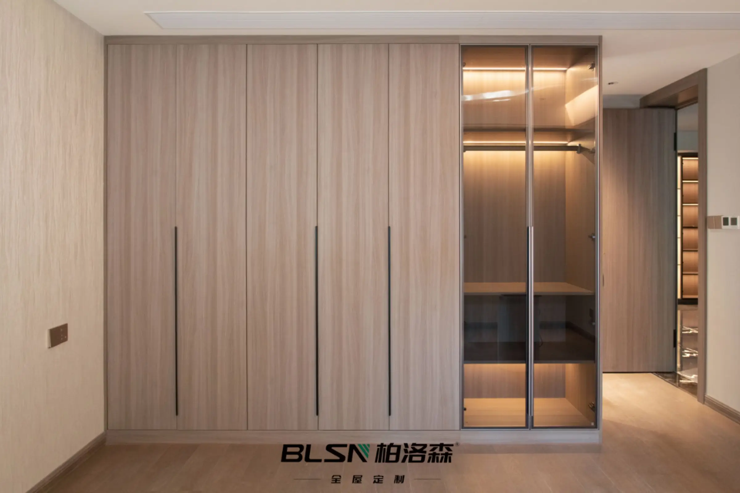 玻璃砖+原木风的全屋定制，氛围感绝了图片_3