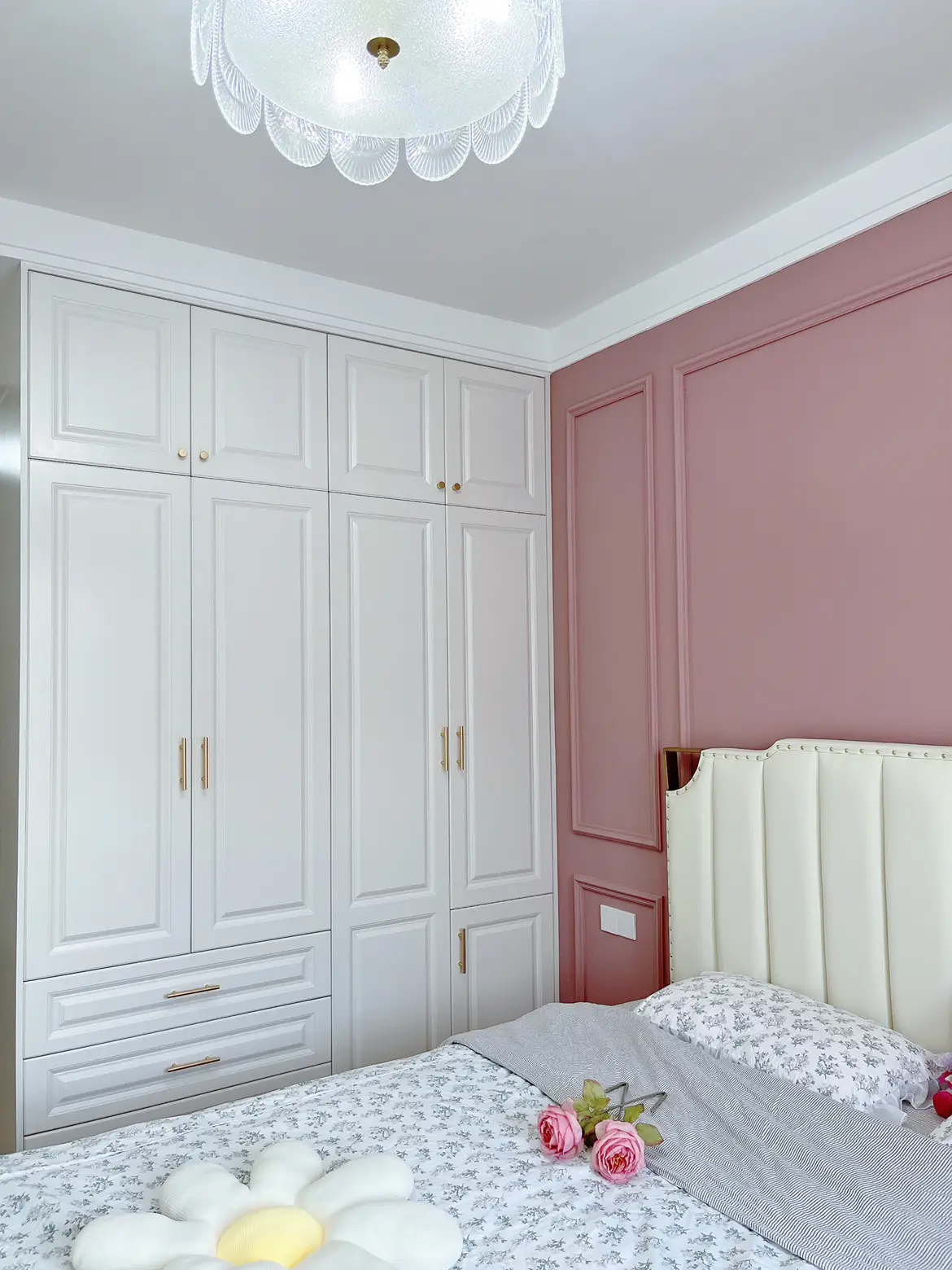 每次发主卧问的最多的就是这个墙漆，今天来详细讲一下我家这个怎么刷的~很多小伙伴都说一样的褐珊瑚为什么没有我的看起来亮，我说一下我这个刷的过程。
①我刷好大白之后有放10多天通风，叫墙体完全干透。
②选漆的时候老板有告诉我，深色和饱和度高的墙漆要用专用的漆，就是那个梦幻千色。
③我这个不是喷的，我另外花了600的手工费，工人花了2天的时候给我滚涂的，拼合的地方是用小刷子一点点刷的。
④我刷了两次，第一次干了再刷第二次，因为滚涂墙体刷的还是很匀，没有颗粒感。
⑤关于开裂，新建完的新房墙体刷乳胶漆很多都。有这个问题，三年以上的新房没什么问题。
⑥补色，我建议不要去补，肯定不一样，刷完留。点底漆，哪里有磕碰稍微点一下的还可以，大面积建议不补。
⑦我是立邦褐珊瑚做背景，大面积都用的立邦太空漫步，全屋都带颜色的话，看久了会腻。
⑧我用了两桶梦幻千色刷背景墙，我们当地110-桶，900ml，大面积的太空漫步是超亚光，1050一桶刷全屋图片_5