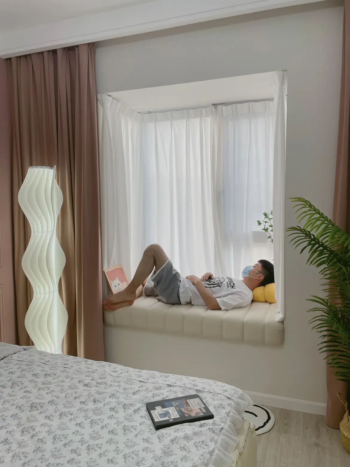 每次发主卧问的最多的就是这个墙漆，今天来详细讲一下我家这个怎么刷的~很多小伙伴都说一样的褐珊瑚为什么没有我的看起来亮，我说一下我这个刷的过程。
①我刷好大白之后有放10多天通风，叫墙体完全干透。
②选漆的时候老板有告诉我，深色和饱和度高的墙漆要用专用的漆，就是那个梦幻千色。
③我这个不是喷的，我另外花了600的手工费，工人花了2天的时候给我滚涂的，拼合的地方是用小刷子一点点刷的。
④我刷了两次，第一次干了再刷第二次，因为滚涂墙体刷的还是很匀，没有颗粒感。
⑤关于开裂，新建完的新房墙体刷乳胶漆很多都。有这个问题，三年以上的新房没什么问题。
⑥补色，我建议不要去补，肯定不一样，刷完留。点底漆，哪里有磕碰稍微点一下的还可以，大面积建议不补。
⑦我是立邦褐珊瑚做背景，大面积都用的立邦太空漫步，全屋都带颜色的话，看久了会腻。
⑧我用了两桶梦幻千色刷背景墙，我们当地110-桶，900ml，大面积的太空漫步是超亚光，1050一桶刷全屋图片_1