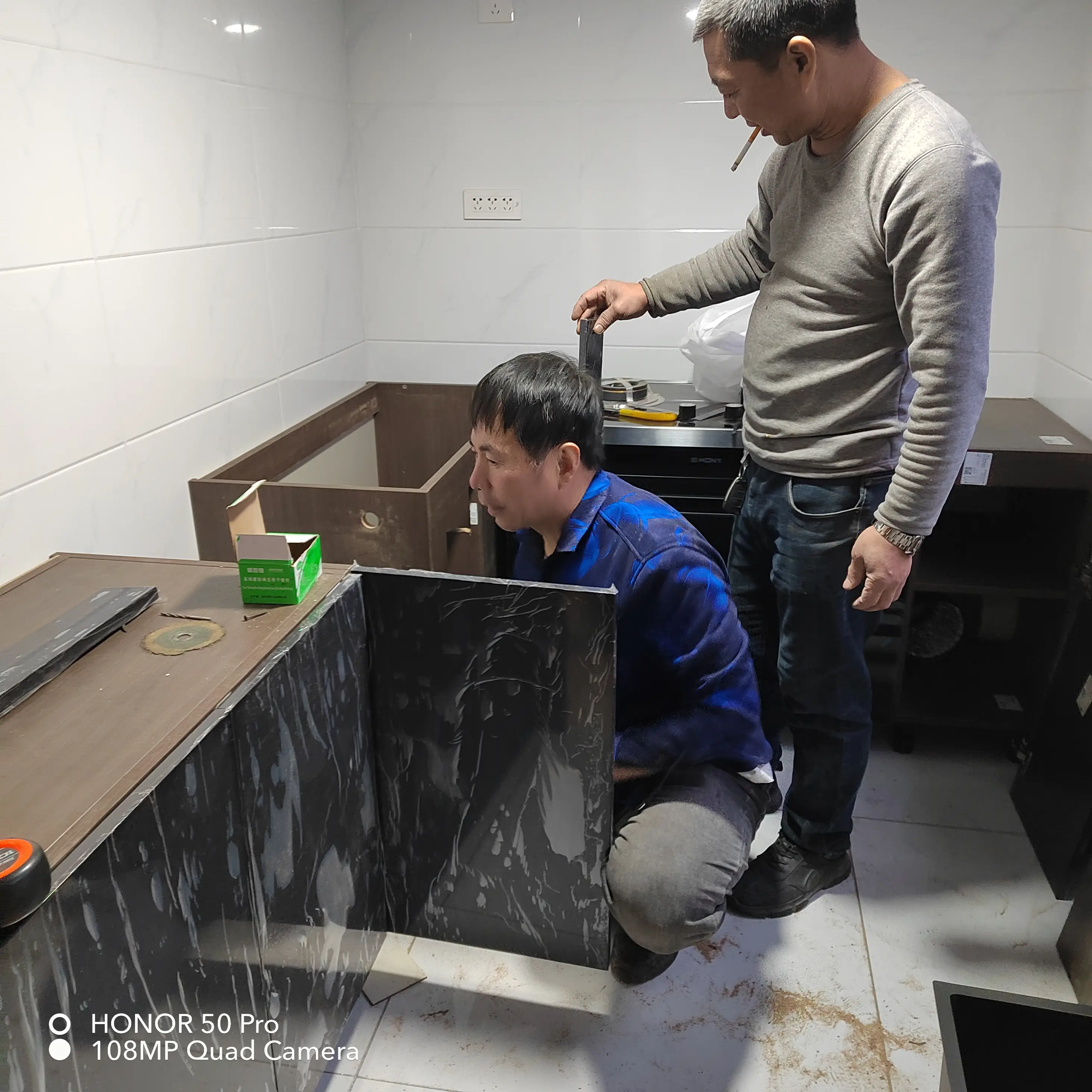 师傅们的辛勤劳动，华翠厨柜安装中图片_1