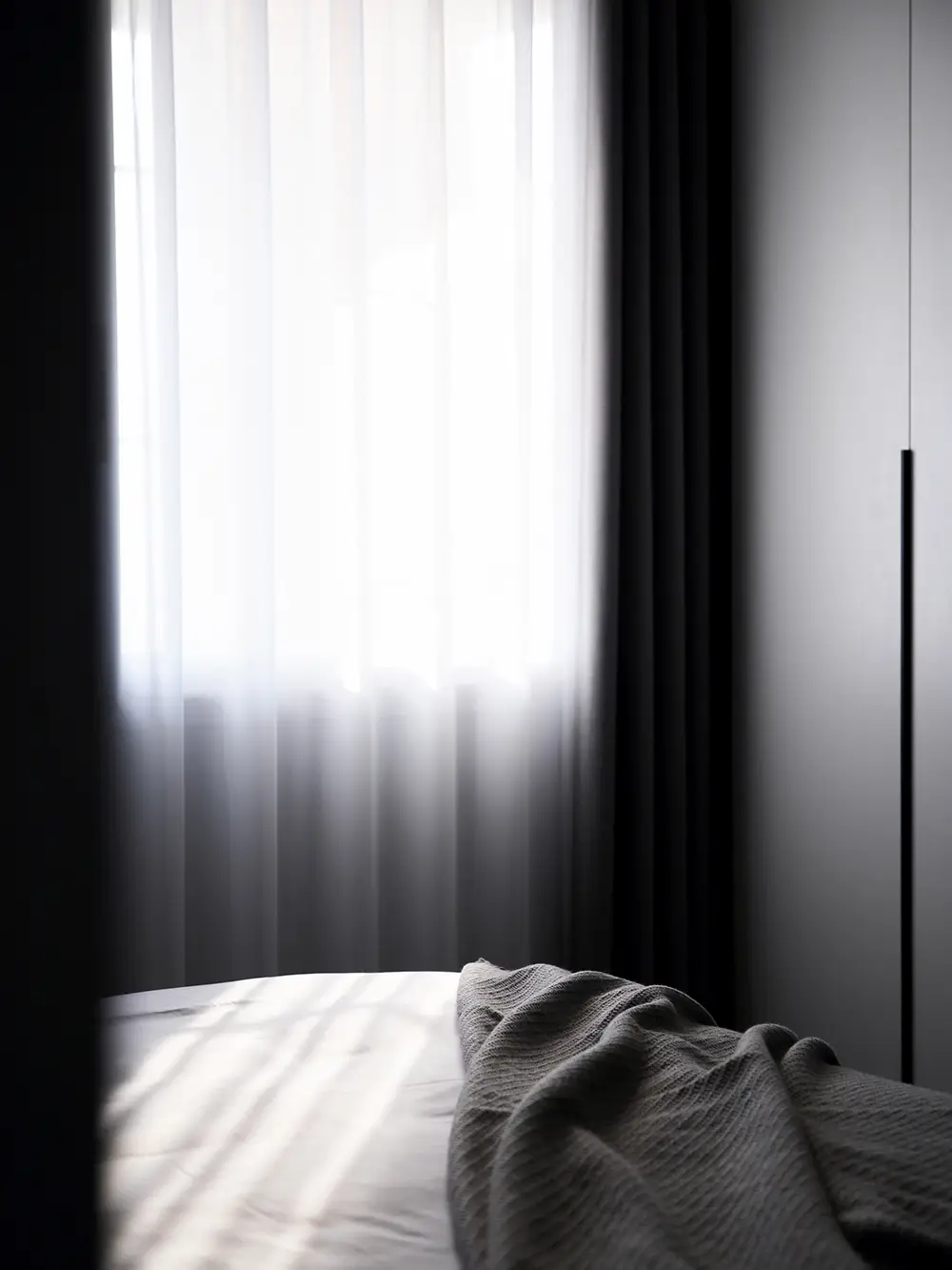 黑白灰色的卧室空间，也能这样的温馨治愈！图片_1