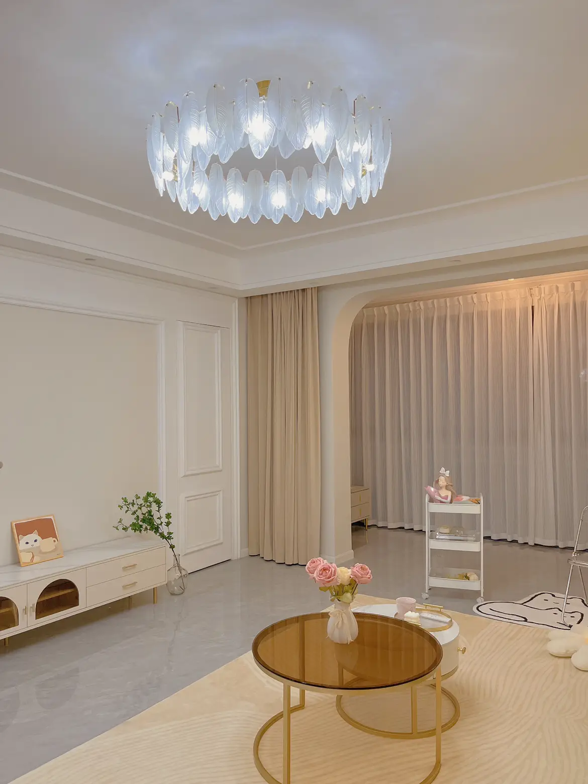 最近被问的最多的就是我家客厅刷的什么色!
想要奶油风的可大胆刷杏子灰!干净、简单、温柔又高级
我家客厅顶部通刷立邦珍珠白，墙面是立邦杏子灰，整体效果很不错!
当然中间也要注意!
1、一定要盯住师傅找平墙这个环节，不会后面灯光打上就会看着凹凸不平整!
2、油漆师傅刷完一定要检查哪里没刷好，或者墙上有颗粒的地方，及时让师傅处理
3、用不完的漆让师傅用瓶子装好，后面安装灯具和家具的时候，还会用到，有些地方要补漆
4、最好电脑调色，有的师傅人工调色，调不好色。差会很大
最后附有我家全屋的乳胶漆颜色，是师傅现场电脑调出来的色，大家可以做参考!!图片_4