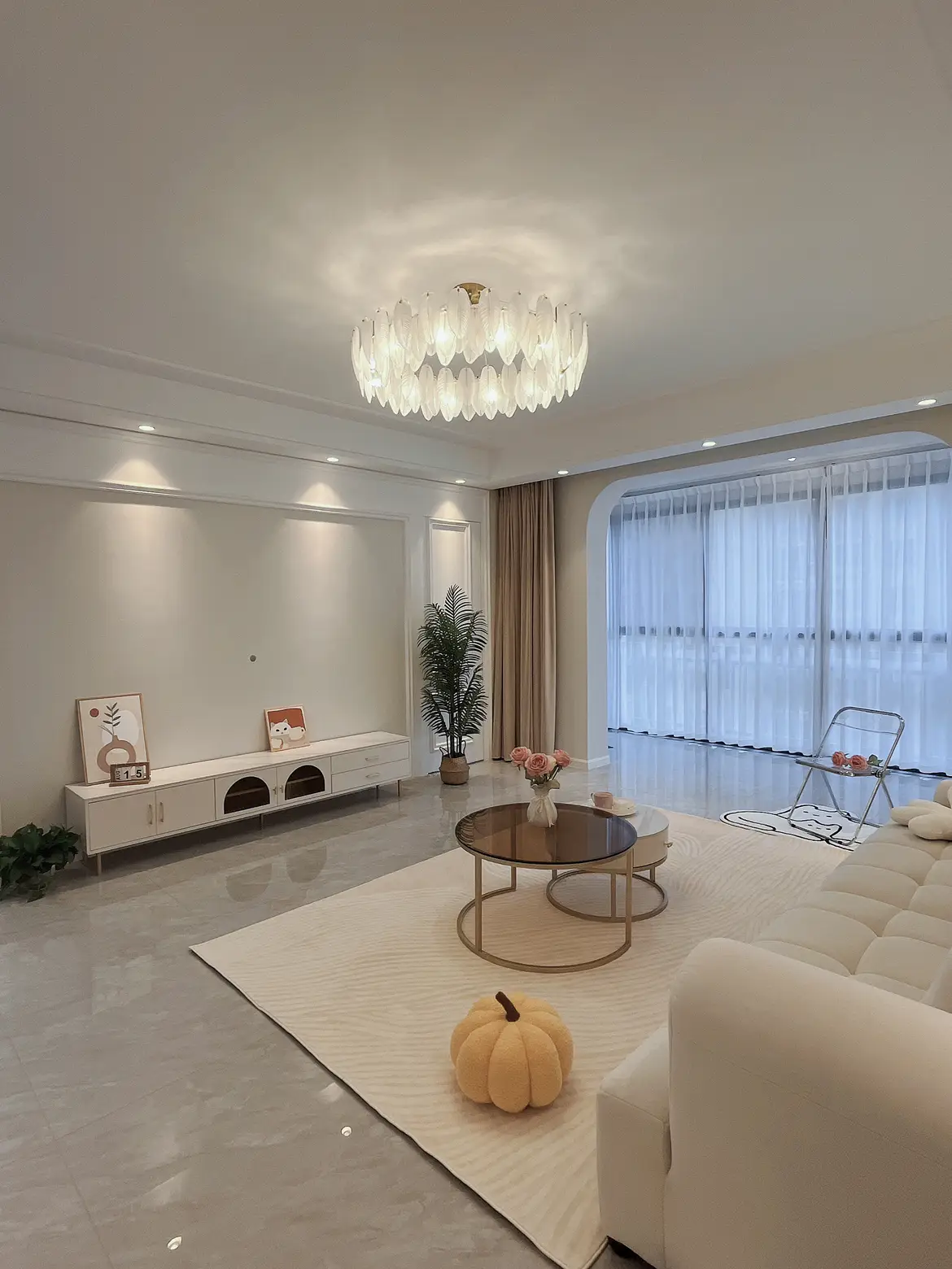 最近被问的最多的就是我家客厅刷的什么色!
想要奶油风的可大胆刷杏子灰!干净、简单、温柔又高级
我家客厅顶部通刷立邦珍珠白，墙面是立邦杏子灰，整体效果很不错!
当然中间也要注意!
1、一定要盯住师傅找平墙这个环节，不会后面灯光打上就会看着凹凸不平整!
2、油漆师傅刷完一定要检查哪里没刷好，或者墙上有颗粒的地方，及时让师傅处理
3、用不完的漆让师傅用瓶子装好，后面安装灯具和家具的时候，还会用到，有些地方要补漆
4、最好电脑调色，有的师傅人工调色，调不好色。差会很大
最后附有我家全屋的乳胶漆颜色，是师傅现场电脑调出来的色，大家可以做参考!!图片_5