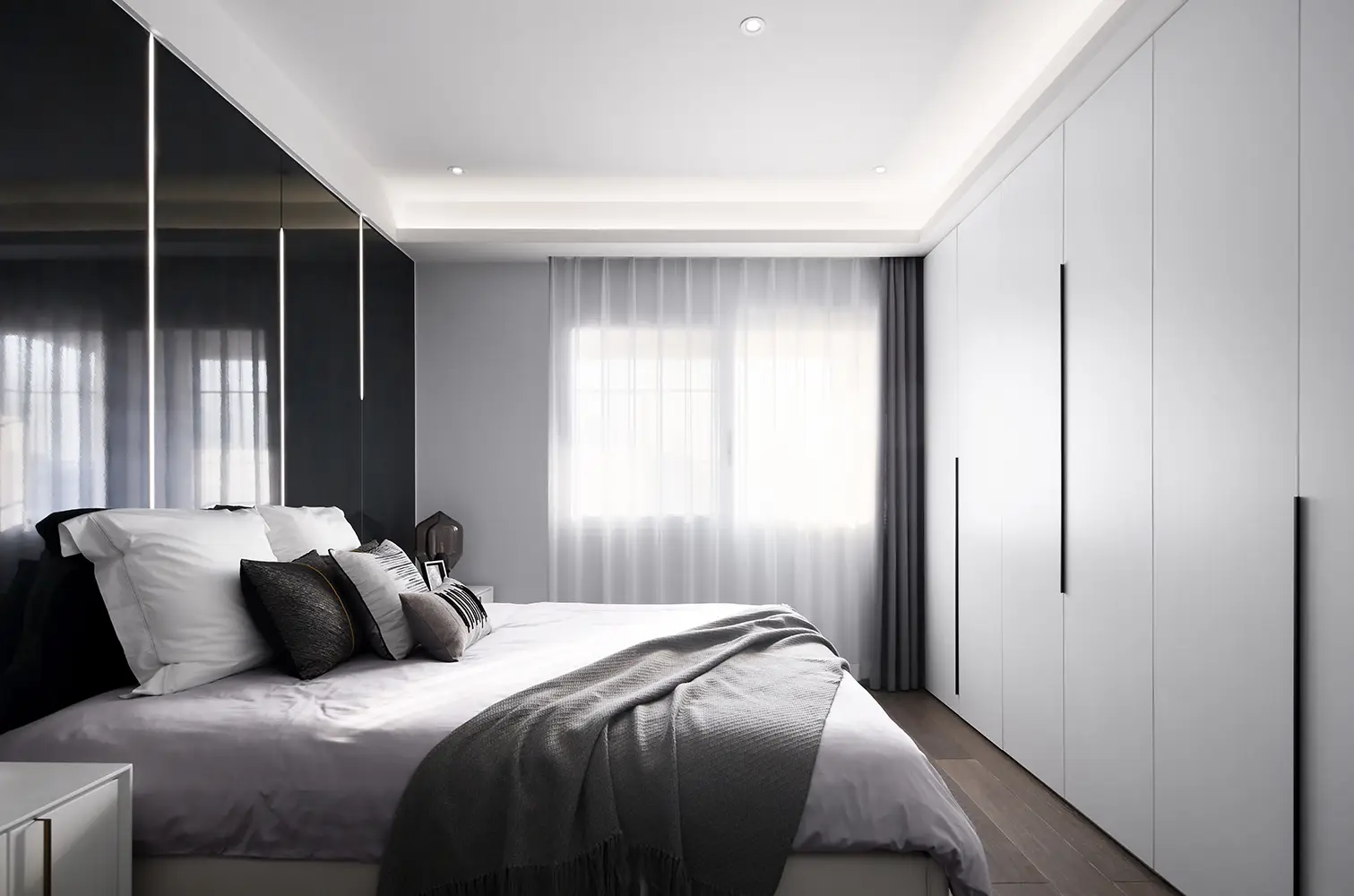 黑白灰色的卧室空间，也能这样的温馨治愈！图片_0