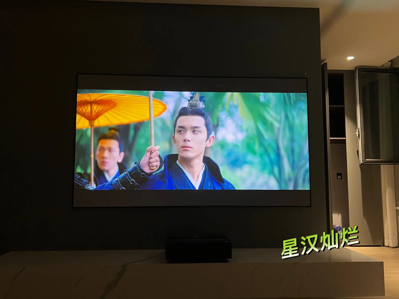 在家看电影爽翻了图片_0