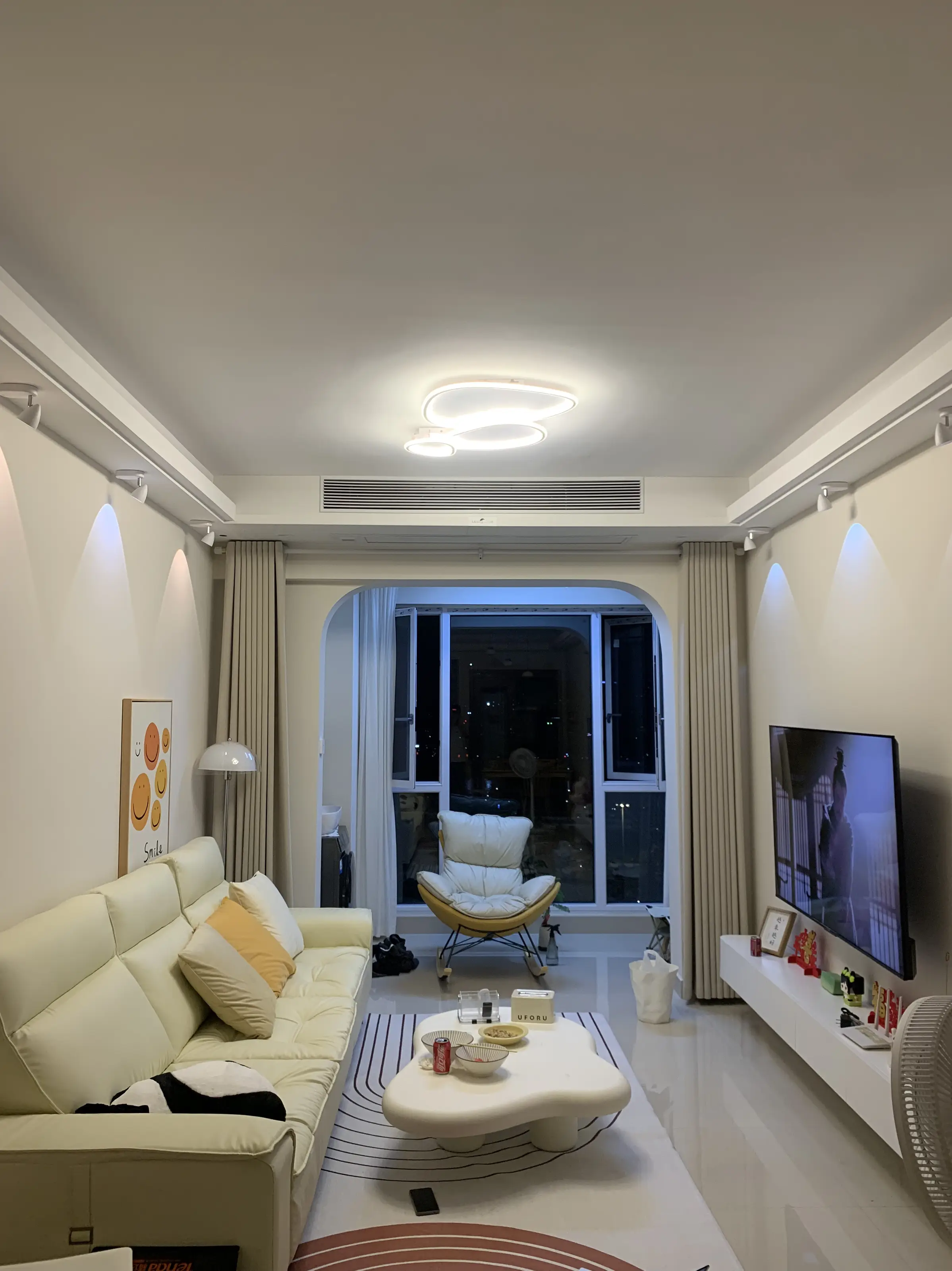 多巴胺配色的客厅图片_0