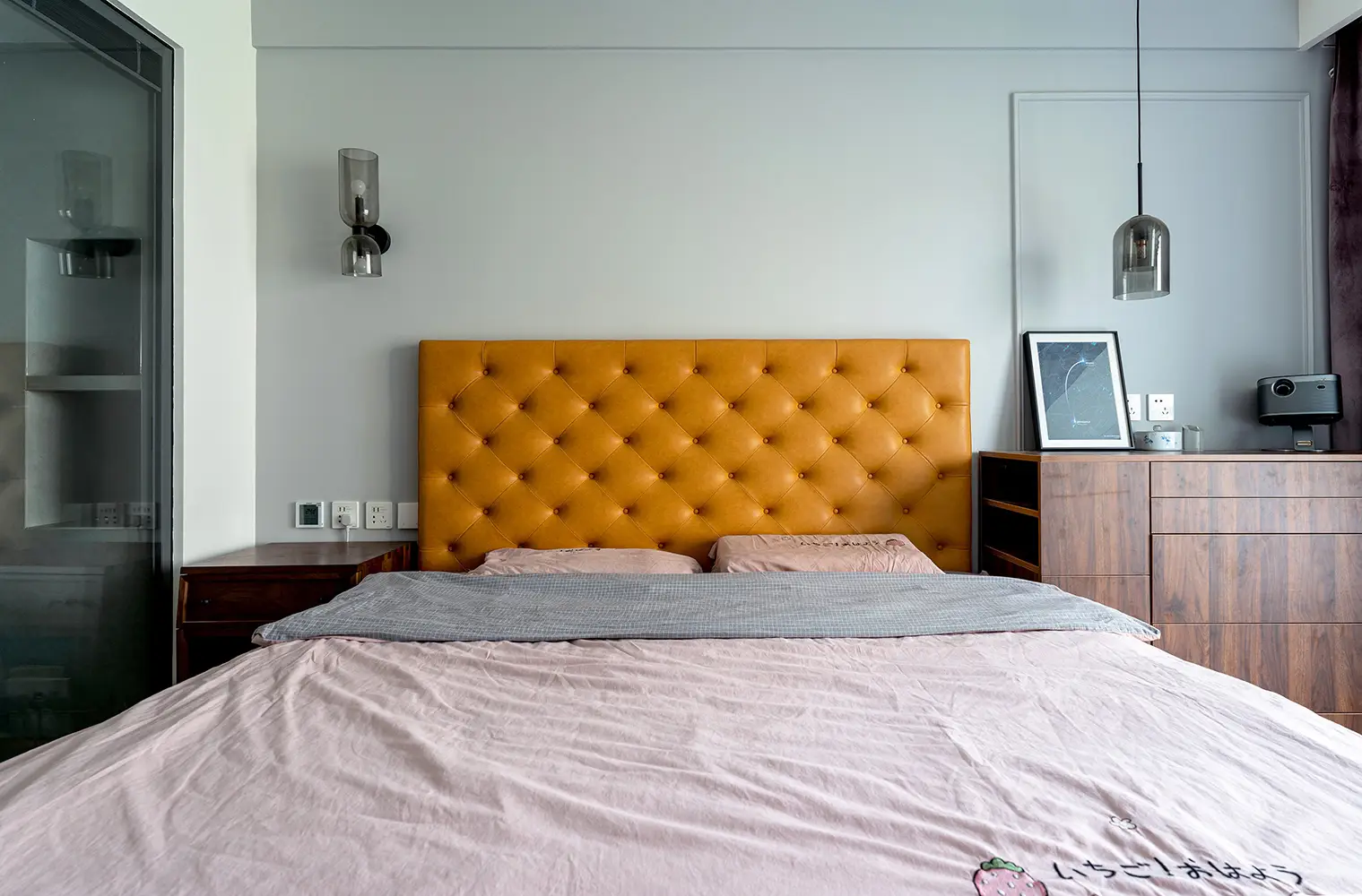 卧室有了壁灯点缀，提高颜值烘托温馨氛围感图片_0