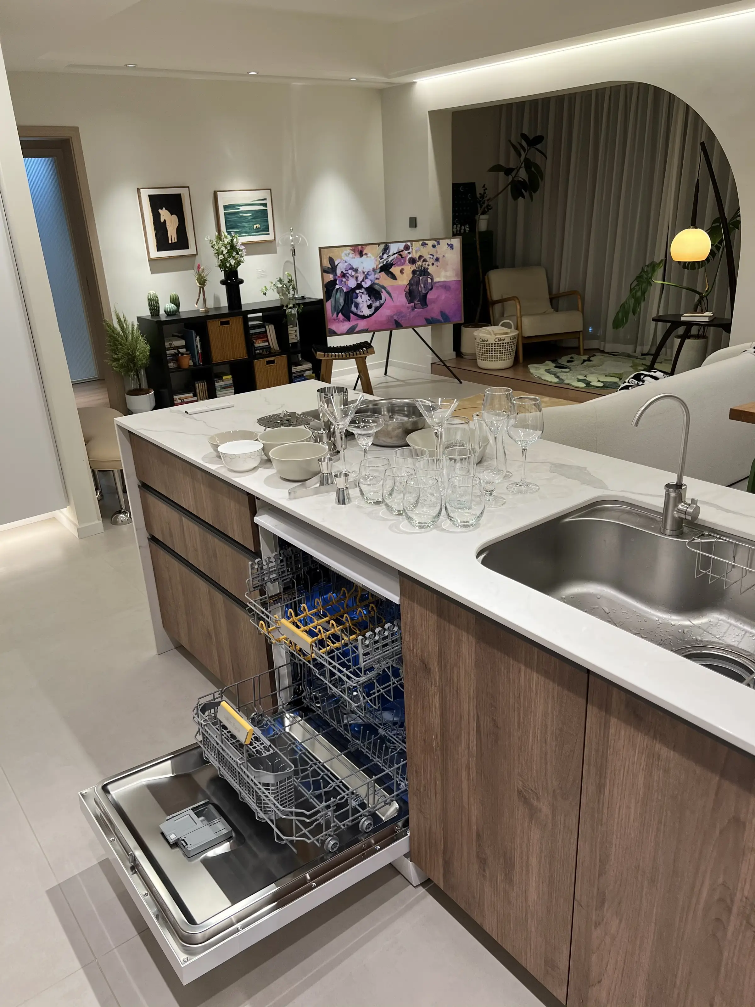 洗碗机简单地喷水就可以洗干净餐具？图片_0