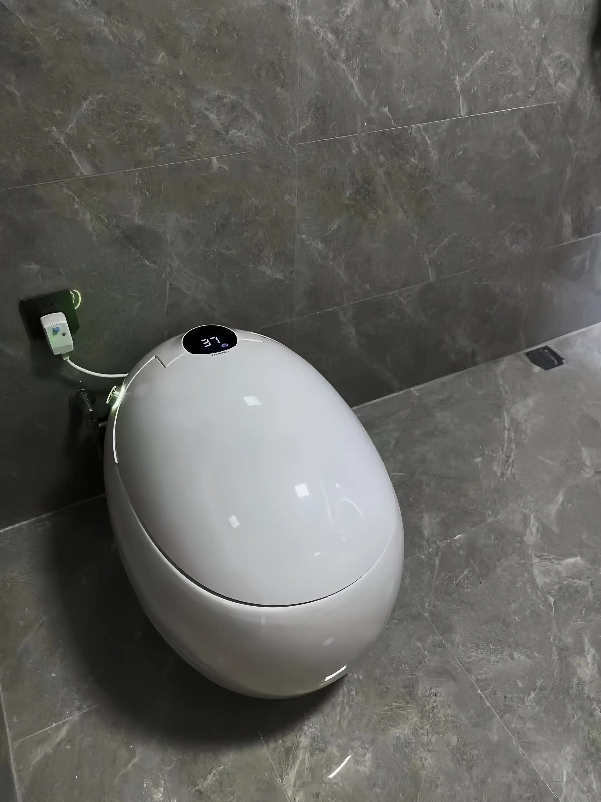 不再纠结颜色搭配：选择黑白灰就对了💡图片_3