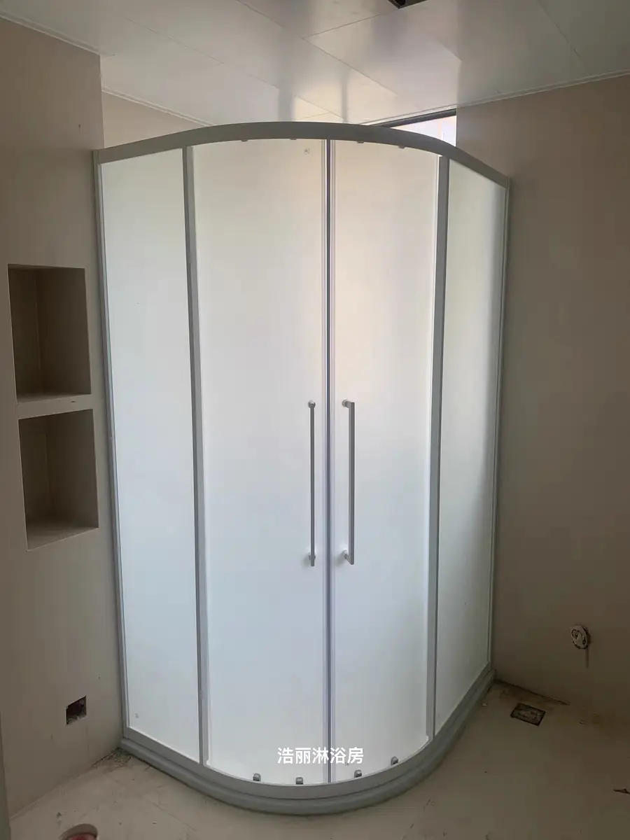 圆弧型淋浴房⚪️白色边框➕超白磨砂  安装图片_0