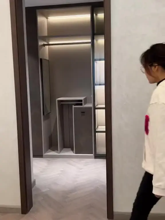 他家不仅有超大的衣帽间,还有超酷的卫生间