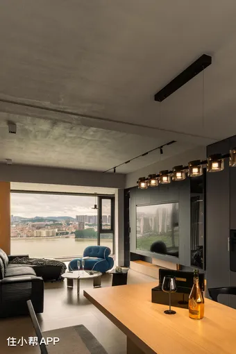 当简约与工业元素相遇，在追求自由和洒脱的路上永不停歇