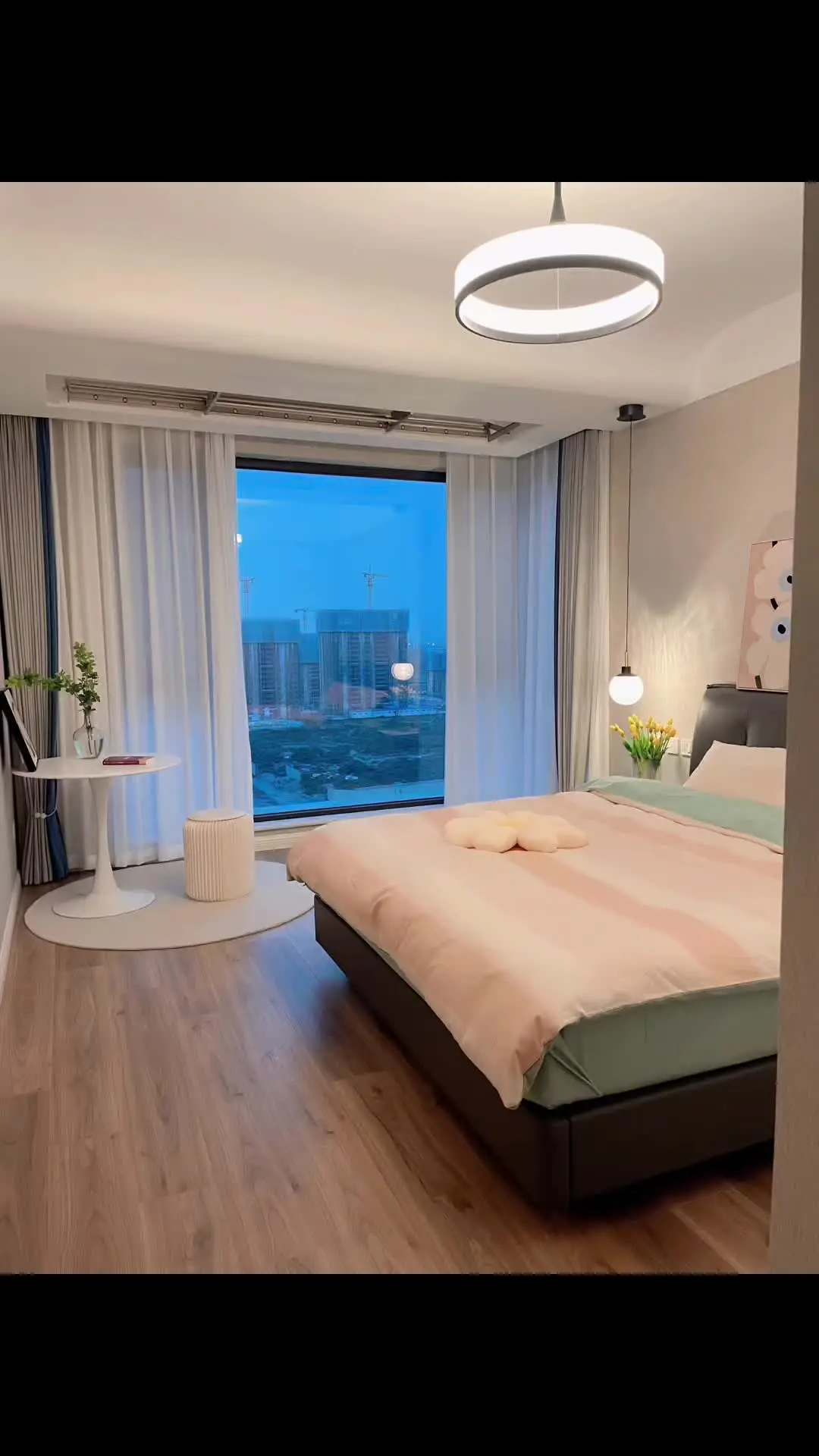 听我一句劝，硬装越简单 家里越显大  每次有邻居来我家参观 都说我家比她家大很多。 我总结了5项我家装修显大的原因 很多在之前的笔记中都聊过 可以关注收藏      首先地砖一定要全屋通铺 我家客餐厅和厨房通铺的800乘以800的浅灰色地砖，没有做波导线。再搭配颜色相近的美缝，做出来的效果就特别好。但是一定要记住 贴的地砖也不是越大就越好，这个也跟自家的面积有关。所以比例要掌握好。   第二 尽量不吊顶或者做大平顶 做单眼皮不做双眼皮。我家壁布上面留了27厘米 石膏线宽6厘米。中央空调包在了玄关处，衔接的部分做了弧形设计，这样的处理是为了弱化空间的菱角感 线条更加柔和。我家总共有3处做了弧形处理，有粉丝问这样的吊顶贵不贵，我家的平面吊顶每平米198 圆弧吊顶每米268   第三 不做背景墙 我家客厅和卧室都没有做背景墙，全屋都贴的壁布，客餐厅为了一致性，贴的是浅灰色。主卧是香槟偏豆青色，儿童房是雾霾蓝 客厅电视墙  儿童房 壁布细节图片 第四 窗帘一定不要选深色 窗帘一定要跟墙面、沙发背景墙或床头背景的颜色相呼应，不能太深。一旦色彩艳丽花哨就会喧宾夺主，视觉上就会压低房高 感到压抑  第五 厨房餐厅打通 打掉了厨房的非承重墙，将封闭的格局改造成了开放式的，做到了厨房和餐厅一体。厨房的橱柜和墙砖也是以白色为主，厨房整体的颜值也高了很多，餐厅搭配了一盏吊灯，灯光打下来很有氛围感~#家装装修 #记录装修过程