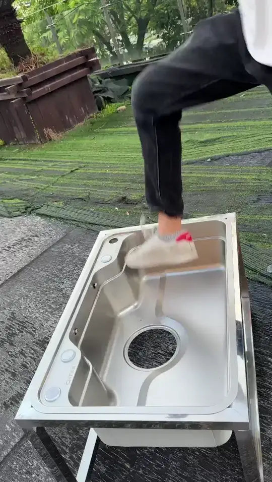 测试这款厨房水槽的抗压能力