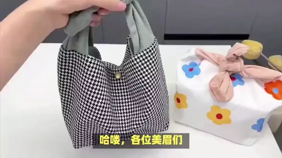 玻璃柜门里的包包小世界：美观与实用的完美