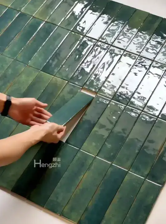 用墨绿色渐变墙砖，打造高级感空间